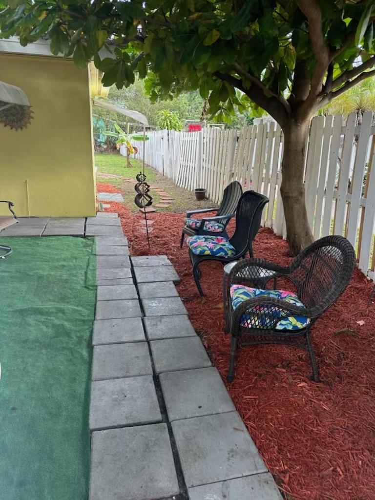 Cozy Retreat: 3-Bedroom House & Cottage with Outdoor Oasis Lake Worth Beach Exterior photo